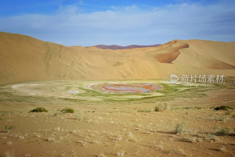 内蒙古阿拉善右旗，巴丹吉林沙漠里的海子