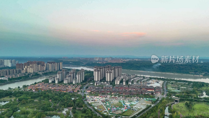 夕阳下的眉山城市风光航拍图