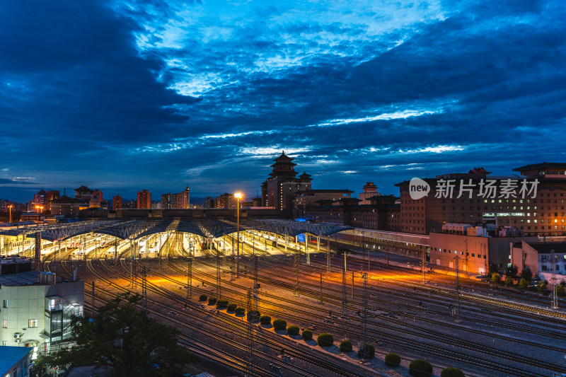 北京西站夜色 铁轨上的离别与重逢