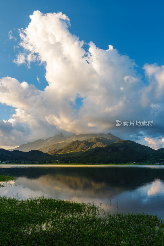 山间湖泊映蓝天，壮美自然风光全景