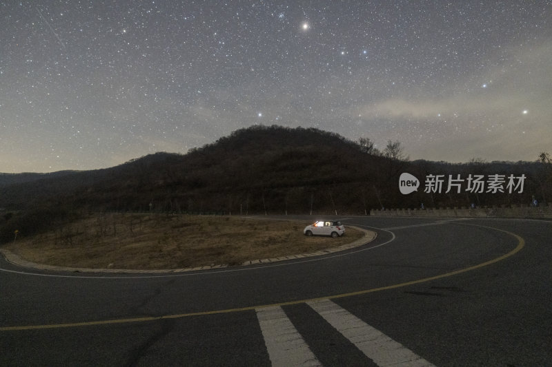 野外草地中停放着的汽车夜景星空图