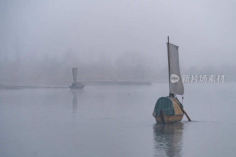 浙江丽水古堰画乡画廊孤帆丽影晨雾