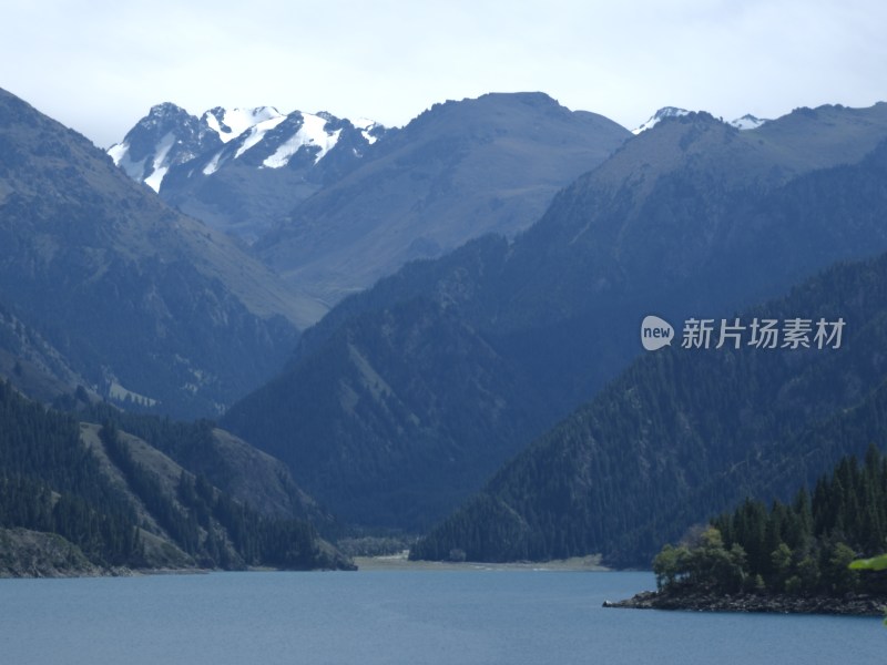 新疆天山天池夏季雪山湖面