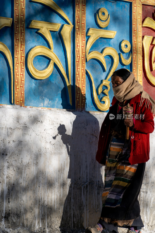 藏族女性手拿转经筒