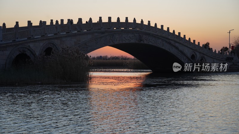 夕阳下水面上的石桥美景