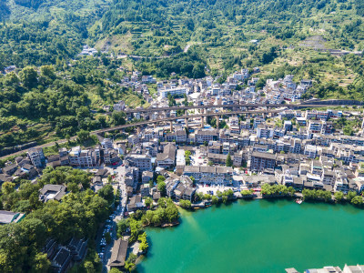 大山山谷中的村庄航拍图