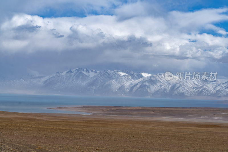 西藏阿里地区当若雍措雪山湖泊的壮阔景色