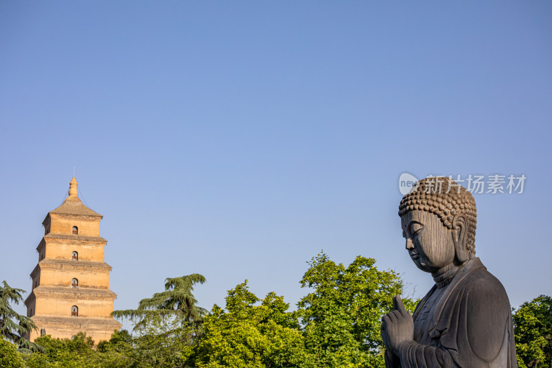 西安大雁塔大慈恩寺遗址公园释迦牟尼像景观