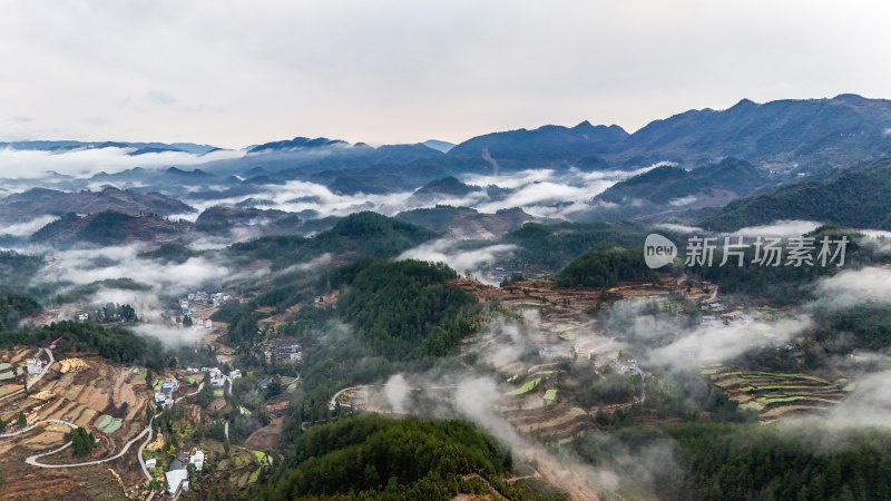 重庆酉阳：雾气中的山村田园