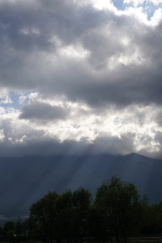 苍山丁达尔效应山间景象