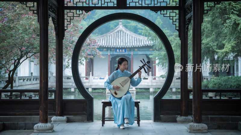女子园林弹奏琵琶