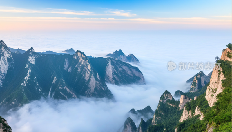 云雾缭绕的壮丽华山山景