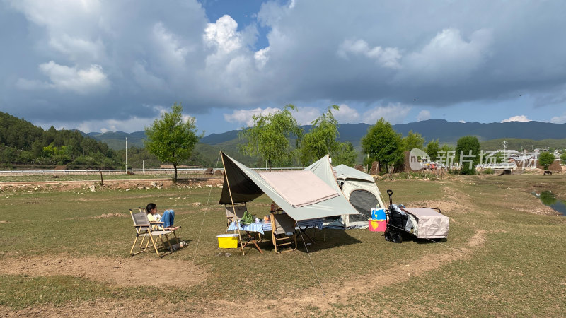 户外草地露营休闲场景