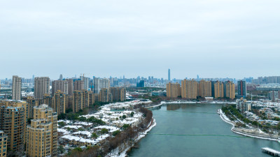 武汉东西湖区金银湖下雪后的城市风光