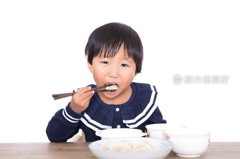 可爱的中国小女孩在吃饺子