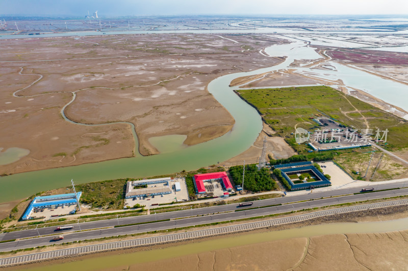 大海海浪沙滩退潮风景航拍摄影图