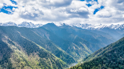 远观四川成都大邑县境内的西岭雪山