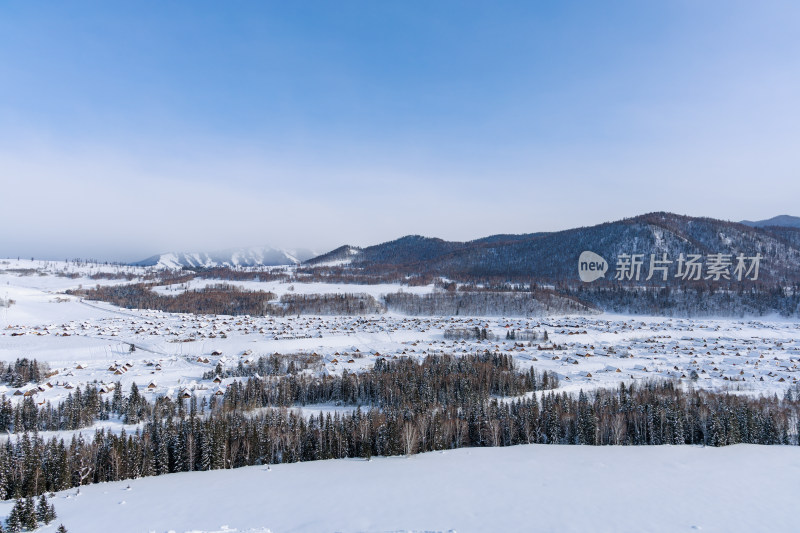 中国新疆阿勒泰禾木冬季雪景白雪覆盖的禾木