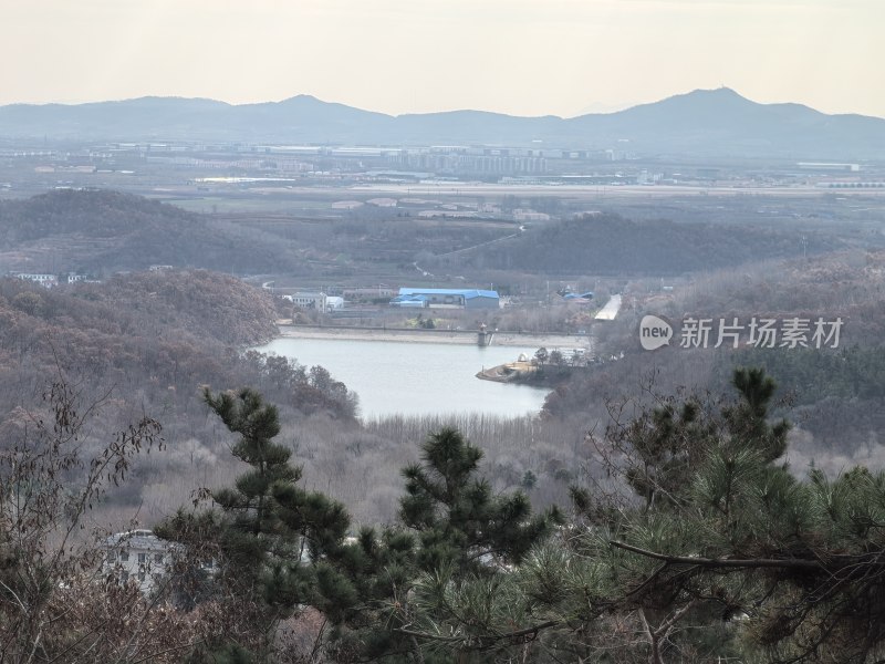 山东文登天福山水库山水露营地雪景