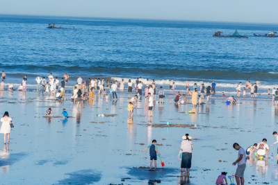 东山岛热闹的海滨沙滩场景