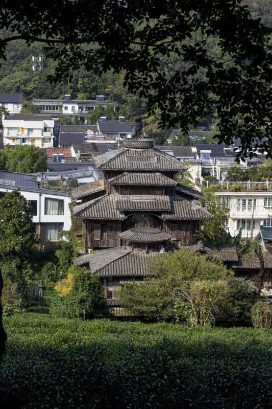 杭州满觉陇茶园小木屋，似《千与千寻》汤屋