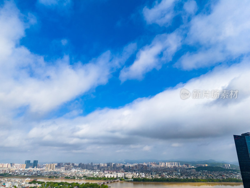 潮州城市风光蓝天白云航拍图