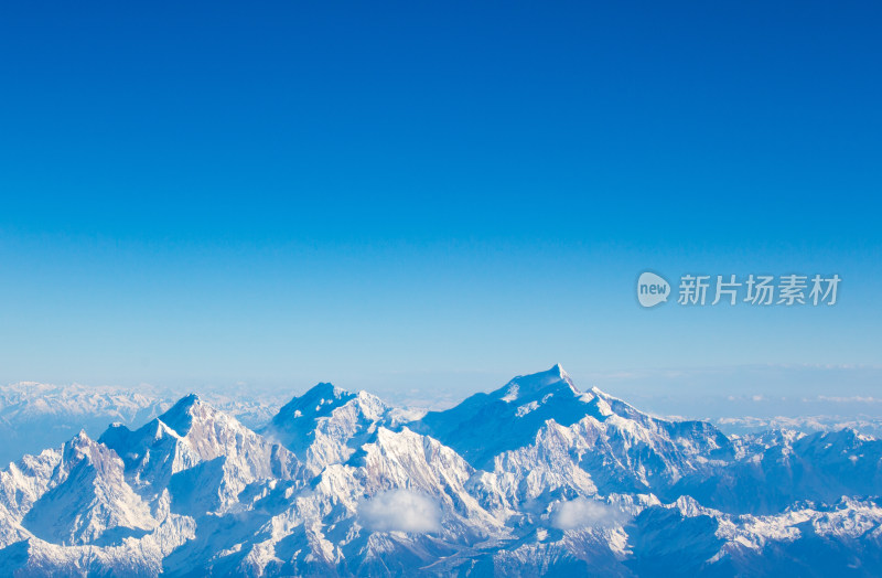 从飞机上俯瞰青藏高原连绵不绝的壮美雪山