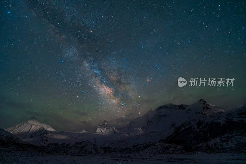 中国西藏那曲萨普雪山星空银河夜景