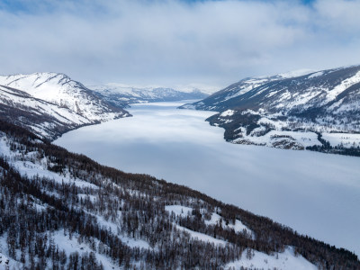 新疆喀纳斯雪景神仙湾冰河晨雾雪山森林雾凇