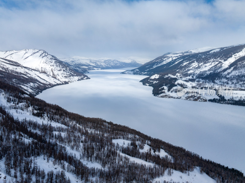 新疆喀纳斯雪景神仙湾冰河晨雾雪山森林雾凇