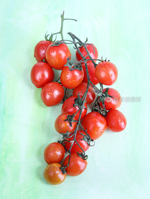 绿色背景上 的新鲜水果西红柿番茄
