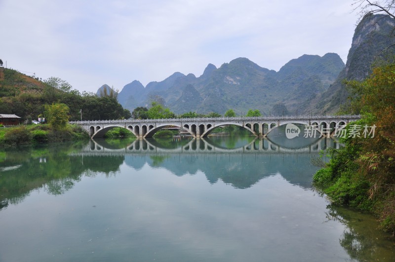 巴马长寿村的桥梁和村庄景色