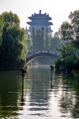 山东济南大明湖风景区自然景观与城市风光