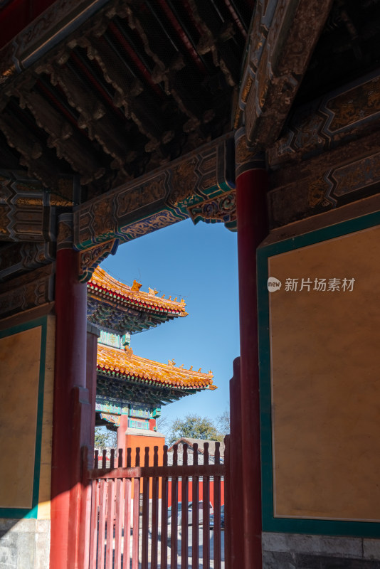 秋天北京历代帝王庙内的古代建筑