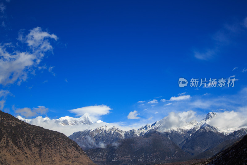 西藏林芝冬季南迦巴瓦峰蓝天白云下的雪山