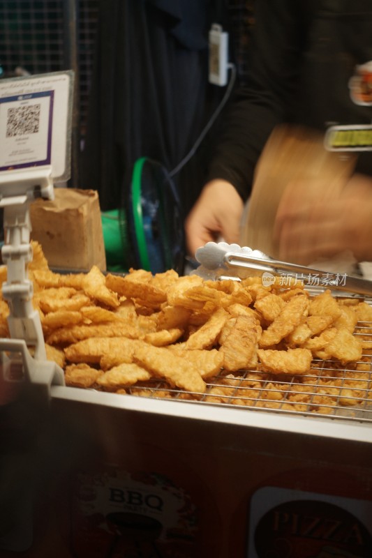 摊位上的油炸食品售卖场景