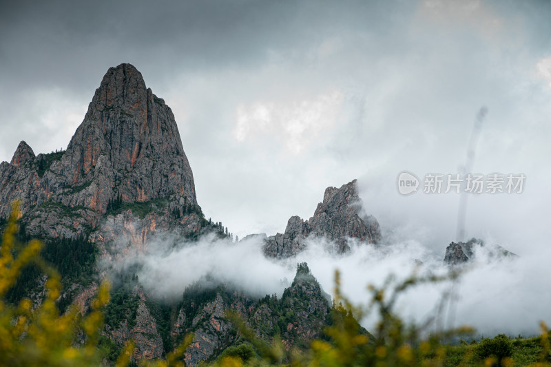 扎尕那蓝天白云山峰草地