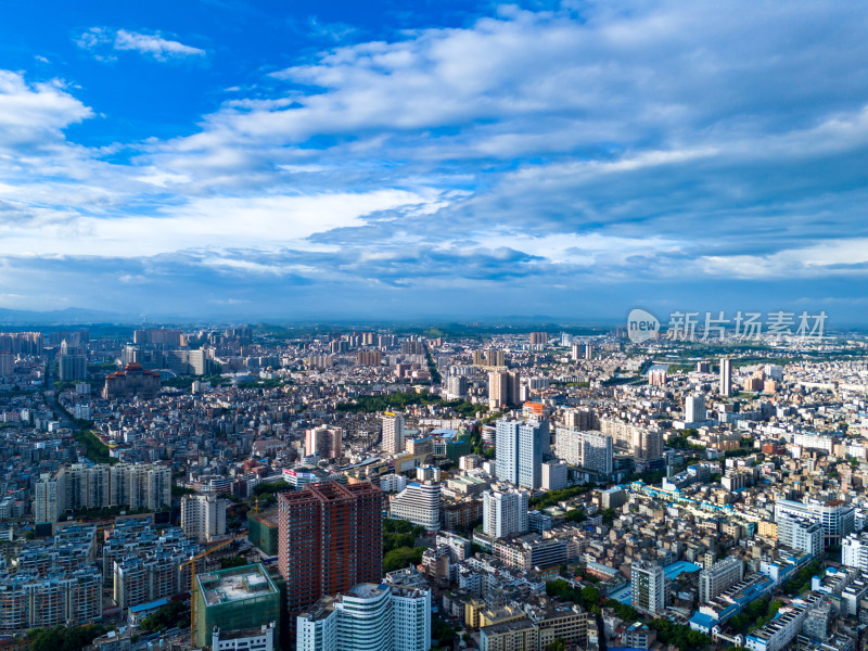 广西玉林城市蓝天白云航拍图