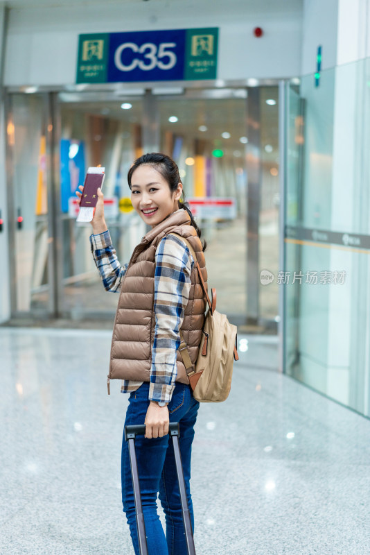 年轻女子在机场