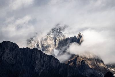 冰雪覆盖下的山峰