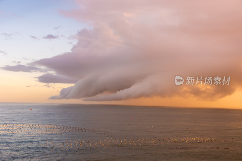 东山岛海面之上的粉橙色天空