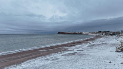 积雪覆盖的海滩与阴沉海景