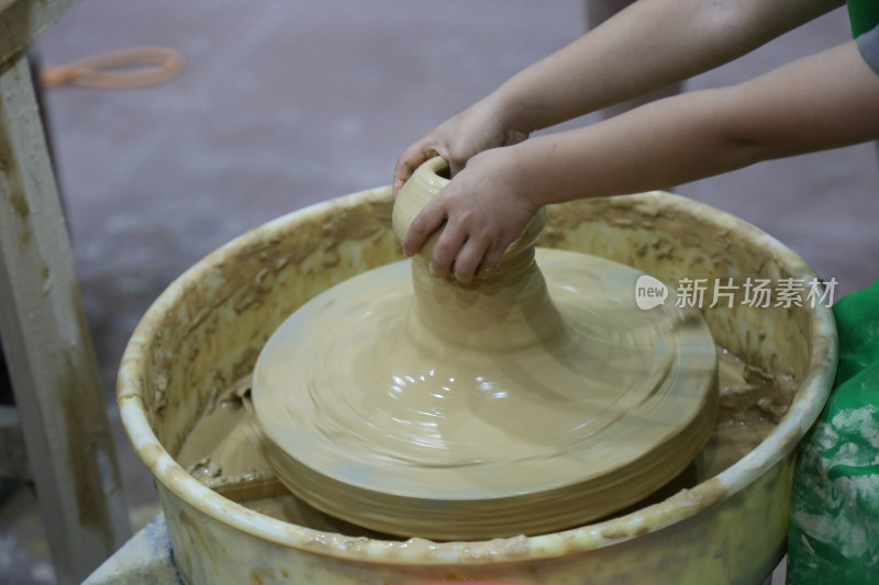 陶器制作手的局部特写