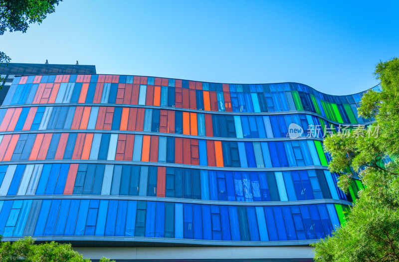 香港中文大学教学楼现代建筑彩虹色玻璃幕墙