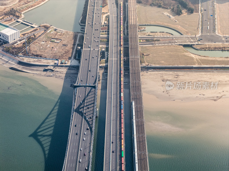 河流上的桥梁火车汽车高铁交通场景