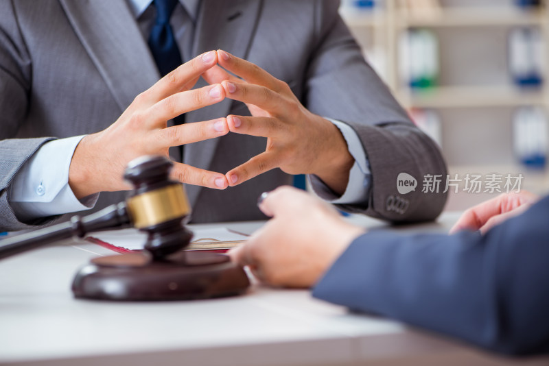 商务人士法庭场景手部特写