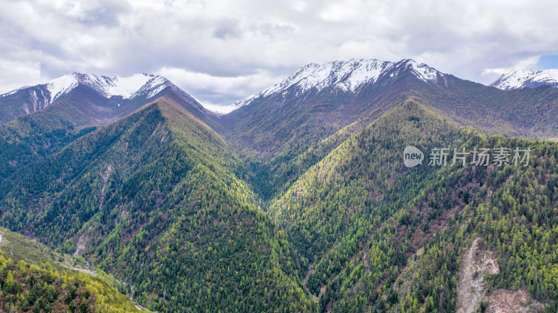 四川阿坝四姑娘山景区附近的雪山