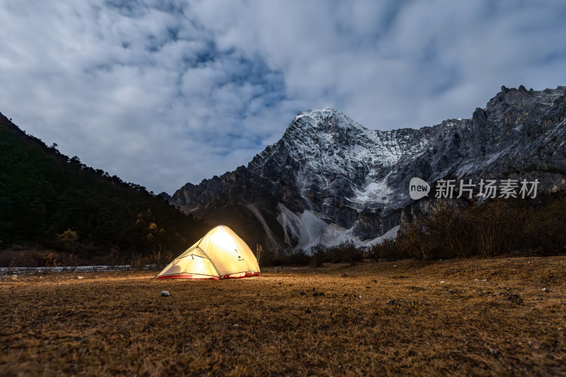 四川甘孜州稻城亚丁夏诺多吉秋色日出金黄色