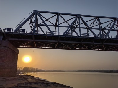 夕阳下的钢结构桥梁