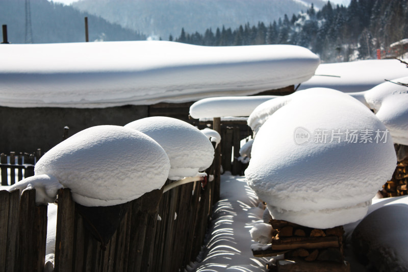 雪覆盖的乡村民居和远山